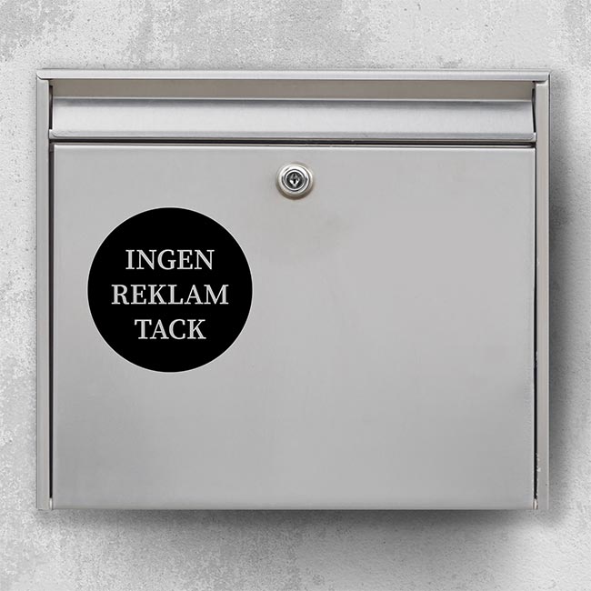 Advertising-free mailbox sticker – white circle with the text “No advertising, please” on dark mailbox