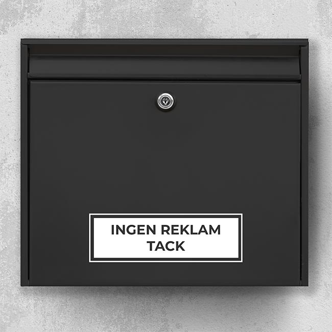 Advertising-free mailbox label – rectangular black plate with the text “No advertising, please” on silver-gray mailbox