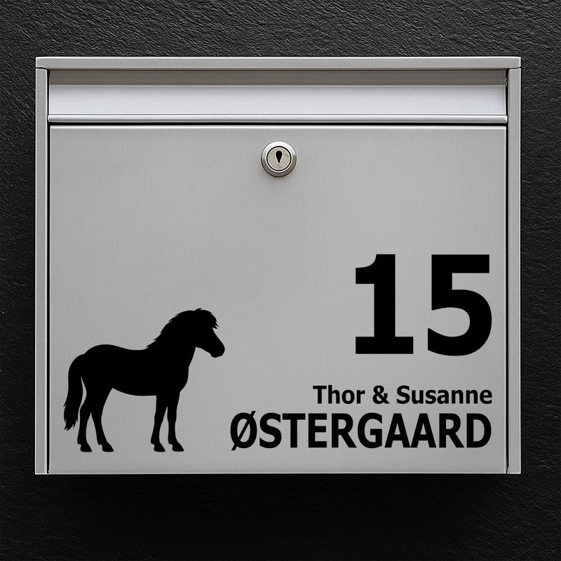 Naamplaatje/label voor brievenbus - motief van IJslands paard - persoonlijke tekst in meerdere regels en duidelijke typografie