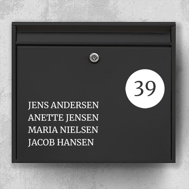 Mailbox nameplate with round number field – large number in circle on the right and left-aligned name list in serif – weatherproof vinyl